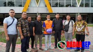 Tim Tabur Kejati Riau Serahkan DPO Terpidana Sunardi Ke Kejari Inhu